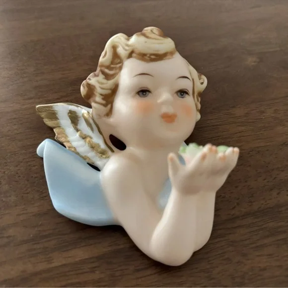 Vintage Bisque Angel Cherub Holding Roses Figurine Wall Plaque Japan - Picture 7 of 7